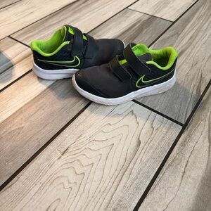 Nike Kids Black and Neon Green Sneakers